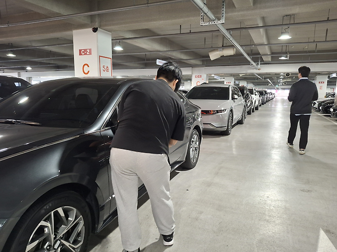경기도 부천 국민차매매단지 내 롯데렌탈 T카 소속 직원이 차량을 검수하고 있는 모습  부천=김성우 기자