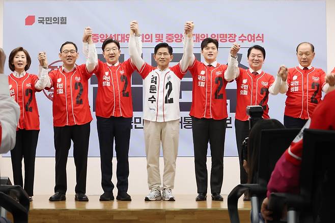 김문수(가운데) 국민의힘 대선 후보가 12일 서울 영등포구 여의도 국민의힘 중앙당사에서 열린 중앙선대위 임명장 수여식에서 공동선거대책위원장들과 함께 기념촬영을 하고 있다. 임세준 기자