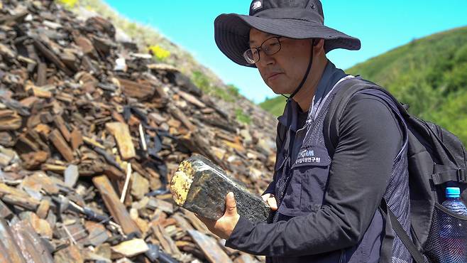 KIGAM 연구진이 해외 리튬 유망 지역의 광물을 조사하고 있다.[KIGAM 제공]