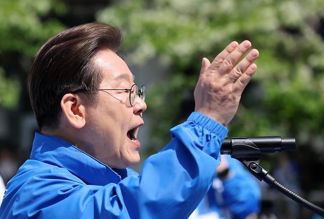 이재명 더불어민주당 대선후보가 12일 서울 청계광장 첫 유세에서 발언하고 있다. 이상섭 기자