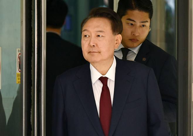 윤석열 전 대통령이 12일 서울 서초구 중앙지방법원에서 열린 내란 우두머리 혐의, 직권남용 권리행사방해 혐의 사건 3차 공판에서 오전 공판을 마친 후 법원을 나서고 있다. [연합]