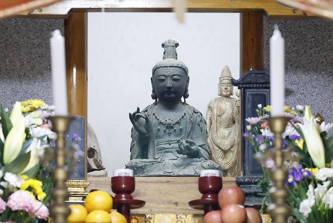 충남 부석사를 떠났던 고려시대 금동관세음보살좌상이 12일 일본 쓰시마섬 사찰 간논지로 돌아와 공개돼 있다. 이 불상은 향후 쓰시마 박물관에 보관될 예정이다. [연합]