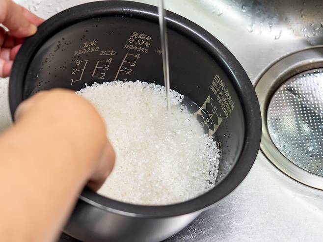 싱크대에서 쌀을 씻고 있다.[게티이미지뱅크]