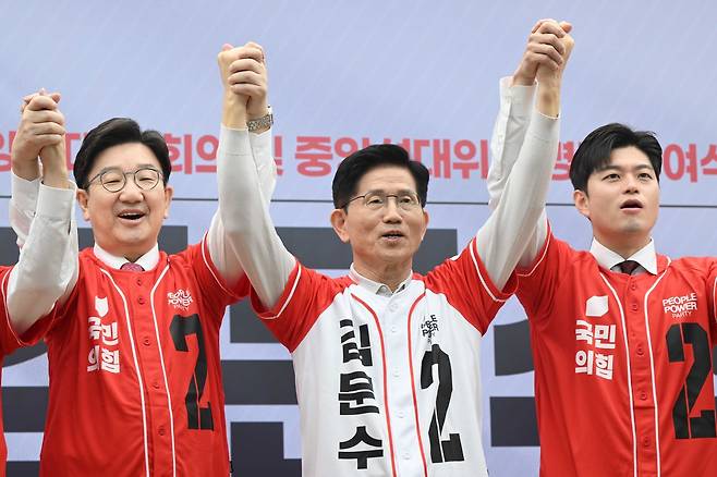 김문수(가운데) 국민의힘 대선 후보가 12일 오전 서울 영등포구 여의도 국민의힘 중앙당사에서 열린 중앙선대위 임명장 수여식에서 기념촬영을 하고 있다. 임세준 기자