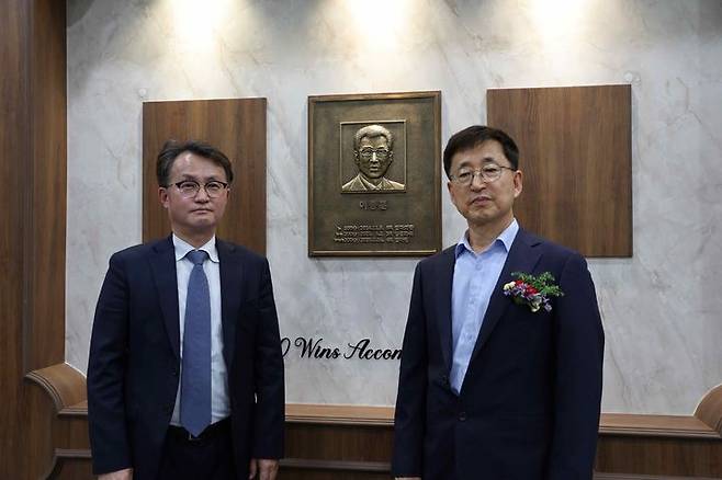 [김해=뉴시스]국내  최초 300승 달성한 '마주' 이종훈씨(오른쪽)와 엄영석 마사회 부산경남본부장.(사진=마사회 부경본부 제공) 2025.05.11.photo@newsis.com *재판매 및 DB 금지