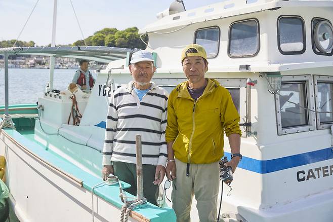 [오사카=뉴시스] 11일 오전 다츠노 무로츠항에 정박한 조선통신사선의 현지 뱃길을 안내한 카타가와 키요노부(片川清伸)와 하라 코지(原康司) 세토내해전통항해협회장(오른쪽) (사진=국가유산청 제공) 2025.05.11. photo@newsis.com  *재판매 및 DB 금지