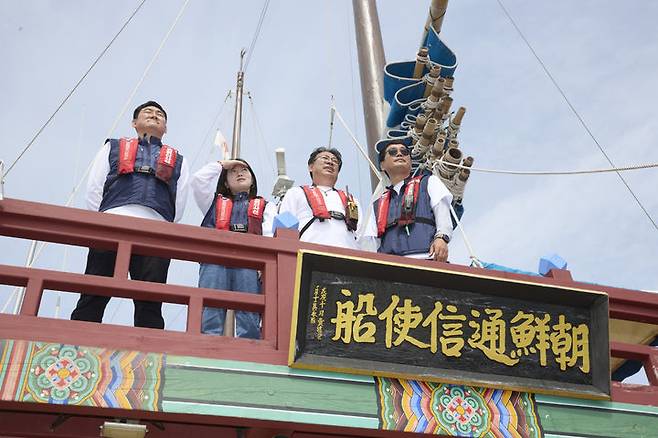 [오사카=뉴시스] 11일 오사카 항으로 향하는 뱃길 중 조선통신사선 갑판에 선 강원춘 국립해양유산연구소 학예연구사(오른쪽부터)홍순재 국립해양문화재연구소 연구사, 김효정 부산문화재단 문화유산팀 과장, 김성원 조선통신사선 선장 (사진=국가유산청 제공) 2025.05.11. photo@newsis.com *재판매 및 DB 금지