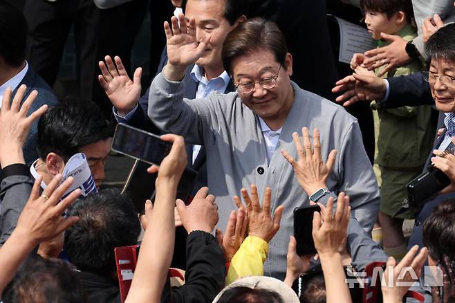 [영암=뉴시스] 조성우 기자 = 민심을 청취하는 '경청 투어'에 나선 이재명 더불어민주당 대선후보가 11일 전남 영암군 학산면 독천 낙지거리에서 주민들에게 인사하고 있다. 2025.05.11. xconfind@newsis.com