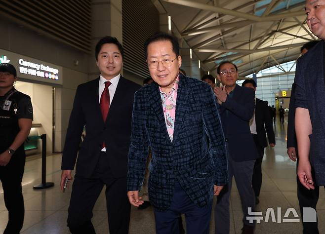[인천공항=뉴시스] 이영환 기자 = 홍준표 전 대구시장이 10일 오후 인천국제공항 제1여객터미널을 통해 미국으로 출국하고 있다. 2025.05.10. 20hwan@newsis.com