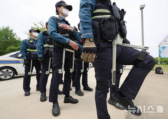 [서울=뉴시스] 김진아 기자 = 11일 서울 여의도 한강공원에서 열린 'K-스마트 순찰' 시범에서 서울경찰청 기동순찰대 등 대원들이 웨어러블 로봇을 착용하고 시범을 보이고 있다. 서울경찰청은 '특별범죄예방활동강화기간'의 일환으로 오는 6월 30일까지 많은 시민들이 이용하는 여의도권 일대에 드론·웨어러블 로봇·전기자전거 등 첨단 장비를 활용한 'K-스마트 순찰'을 시범운영한다. 2025.05.11. bluesoda@newsis.com