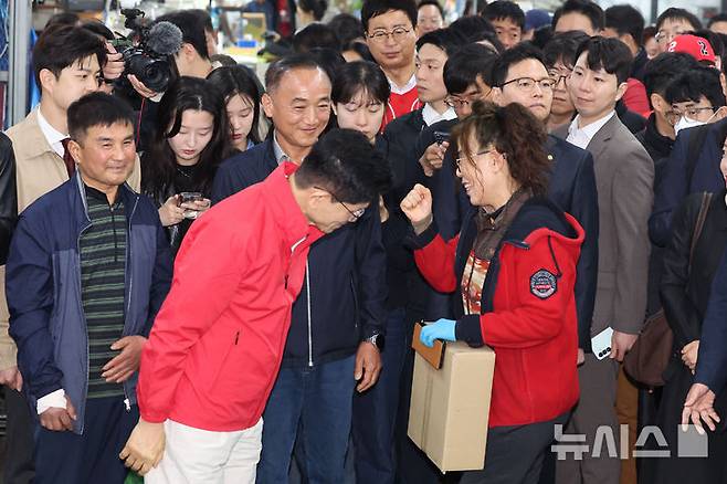 [서울=뉴시스] 권창회 기자 = 제21대 대통령선거 공식 선거운동 첫날인 12일 오전 김문수 국민의힘 대선 후보가 서울 송파구 가락시장을 방문해 상인들과 인사하고 있다. 2025.05.12. kch0523@newsis.com