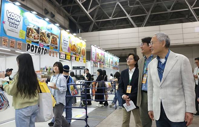 유인촌 문화체육관광부 장관이 11일 일본 지바현 마쿠하리 멧세에서 열린 ‘KCON JAPAN 2025’에 참석해 윤상현 CJ ENM 대표와 함께 부스를 둘러보고 있다. (사진=문화체육관광부 제공) *재판매 및 DB 금지