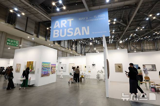 [서울=뉴시스] 박진희 기자 = '아트부산 2025' VIP 프리뷰가 열린 8일 부산 해운대구 벡스코 전시장을 찾은 관람객들이 참여 갤러리 주요 작품을 둘러보고 있다. 이날 VIP 프리뷰를 시작으로 11일까지 열리는 아트부산은 국내 갤러리를 비롯해 17개국 109개 갤러리가 참여한다. 2025.05.08. pak7130@newsis.com