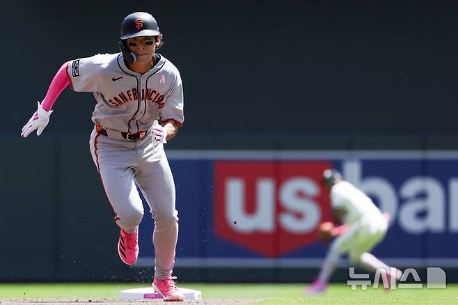 [미니애폴리스=AP/뉴시스] 샌프란시스코 자이언츠의 이정후가 11일(현지 시간) 미 미네소타주 미니애폴리스의 타깃 필드에서 열린 2025 메이저리그 미네소타 트윈스와의 경기 1회 초 엘리엇 라모스의 희생 플라이에 2루에서 3루로 달리고 있다. 이정후는 4타수 1안타 1타점 1득점을 기록했고 샌프란시스코는 연장 끝에 6-7로 패했다. 2025.05.08.