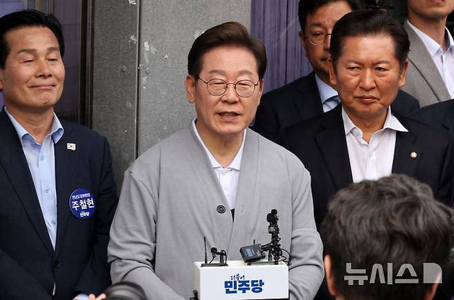 [영암=뉴시스] 조성우 기자 = 민심을 청취하는 '경청 투어'에 나선 이재명 더불어민주당 대선후보가 지난 11일 전남 영암군 학산면 독천 낙지거리에서 주민들을 만난 뒤 백브리핑을 하고 있다. 2025.05.11. xconfind@newsis.com