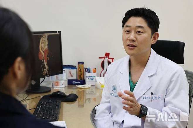 [서울=뉴시스]권준교 서울아산병원 혈관외과 교수가 심혈관질환 환자를 진료하고 있다. (사진= 서울아산병원 제공) 2024.05.12. photo@newsis.com.