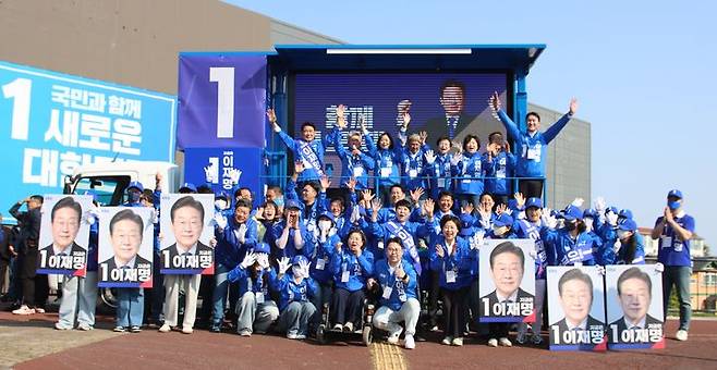 [제주=뉴시스] 더불어민주당 진짜 대한민국 제주도당선거대책위원회가 제21대 대통령선거 공식 선거운동 첫날인 12일 오전 제주 마리나호텔사거리에서 출정식을 개최하고 기념 촬영을 하고 있다. (사진=민주당 제주선대위 제공) 2025.05.12. photo@newsis.com *재판매 및 DB 금지