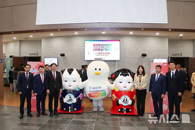 [김해=뉴시스]국제 자매도시 중국 우시시, 김해시에 대형 조형물 기증. (사진=김해시 제공). 2025.05.12. photo@newsis.com