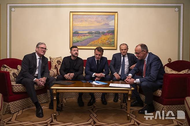 [키이우=AP/뉴시스] 지난 10일(현지 시간) 우크라이나 키이우에서 키어 스타머 영국 총리(왼쪽부터), 볼로디미르 젤렌스키 우크라이나 대통령, 에마뉘엘 마크롱 프랑스 대통령, 도날트 투스크 폴란드 총리, 프리드리히 메르츠 독일 총리가 도널드 트럼프 미국 대통령과 전화 통화를 하고 있다. 2025.05.11.