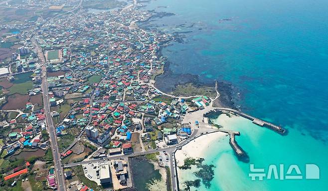 [제주=뉴시스] 우장호 기자 = 상공에서 바라본 제주시 구좌읍 김녕 해안가 인근 모습. (사진=뉴시스 DB) 2025.05.12. photo@newsis.com *재판매 및 DB 금지