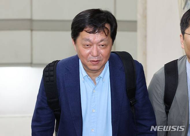 [서울=뉴시스] 정진상 전 더불어민주당 대표실 정무조정실장이 지난해 5월 21일 오전 서울 서초구 서울중앙지방법원에서 열린 대장동 배임 및 성남FC 뇌물수수 의혹 관련 공판에 출석하고 있다. (사진=뉴시스DB). 2025.05.12. photo@newsis.com