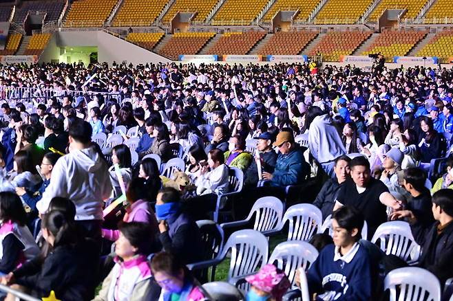 [진주=뉴시스]경남도민체전 개막식이 열린 진주종합경기장을 찾은 관람객들.(사진=진주시 제공).2025.05.12.photo@newsis.com *재판매 및 DB 금지