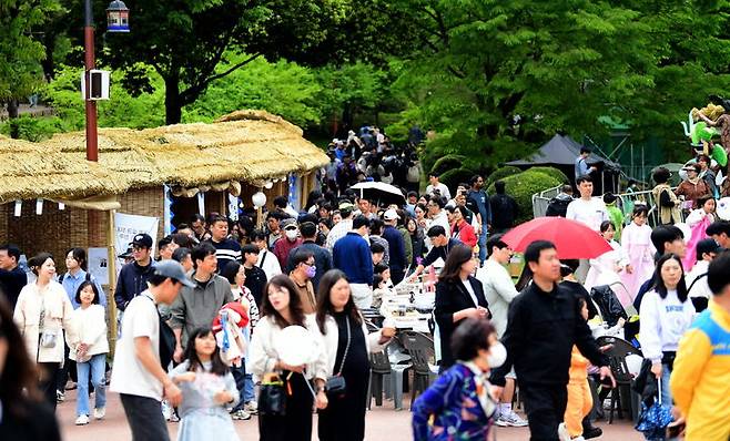 [진주=뉴시스]진주성에서 열린 진주논개제를 찾은 관람객들.(사진=진주시 제공).2025.05.12.photo@newsis.com *재판매 및 DB 금지