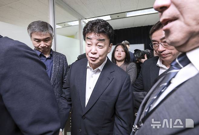 [서울=뉴시스] 정병혁 기자 = 백종원 더본코리아 대표가 28일 서울 서초구의 한 회의공간에서 열린 더본코리아 주주총회를 마친 뒤 이동하고 있다. 2025.03.28. jhope@newsis.com