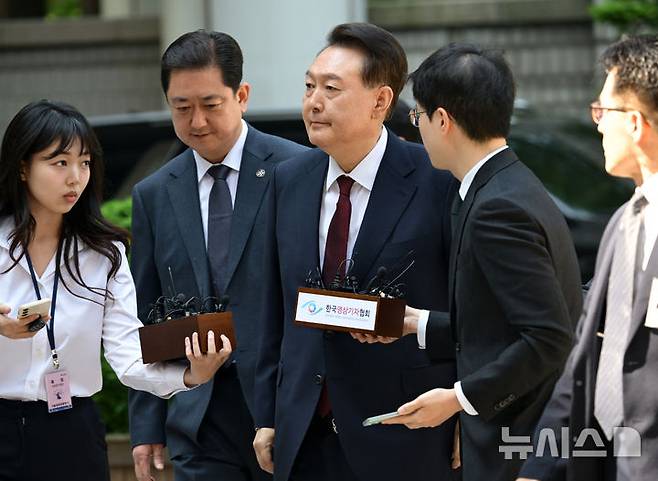 [서울=뉴시스] 사진공동취재단 = 내란 우두머리 혐의로 재판에 넘겨진 윤석열 전 대통령이 12일 오전 서울 서초구 서울중앙지법에서 열린 세 번째 공판에 출석하고 있다. 2025.05.12. photo@newsis.com