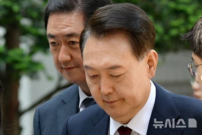 [서울=뉴시스] 사진공동취재단 = 내란 우두머리 혐의로 재판에 넘겨진 윤석열 전 대통령이 12일 오전 서울 서초구 서울중앙지법에서 열린 세 번째 공판에 출석하고 있다. 2025.05.12. photo@newsis.com