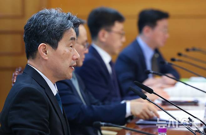 [서울=뉴시스] 최진석 기자 = 이주호 대통령 권한대행 부총리 겸 교육부 장관이 12일 정부서울청사에서 열린 제21대 대통령 선거 대비 공명선거 관계장관회의에 참석하고 있다. 2025.05.12. myjs@newsis.com