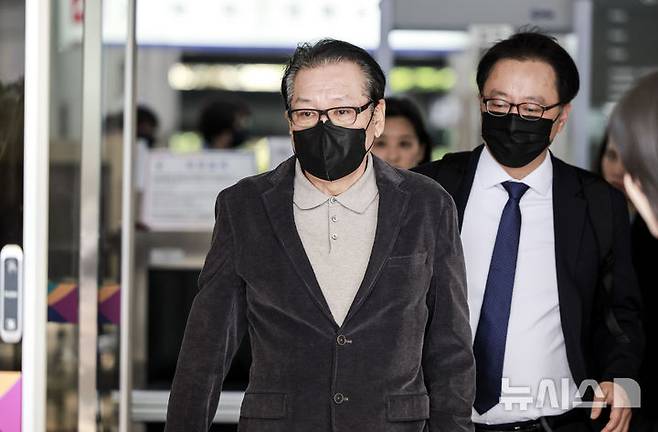 [서울=뉴시스] 정병혁 기자 = 2018년 전국동시지방선거 당시 공천을 대가로 불법 정치자금을 수수한 혐의와 함께 윤석열 전 대통령 부부와의 친분을 과시하며 각종 이권에 개입한 의혹을 받는 무속인 '건진법사' 전성배 씨가 12일 서울 양천구 서울남부지방법원에서 열린 두번째 공판을 마친 뒤 법원을 나서고 있다. 2025.05.12. jhope@newsis.com