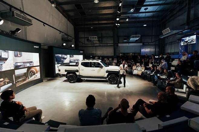 [서울=뉴시스] 아랍에미리트에서 열린 기아 타스만 로드쇼 현장. (사진=기아) 2025.05.12 photo@newsis.com *재판매 및 DB 금지 *재판매 및 DB 금지