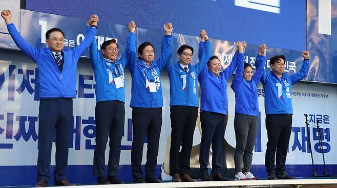 [부산=뉴시스] 더불어민주당 부산선거대책위원회는 12일 오전 부산진구 서면교차로에서 출정식을 열고 공식 선거운동에 돌입했다. (사진=더불어민주당 부산시당 제공) 2025.05.12. photo@newsis.com *재판매 및 DB 금지
