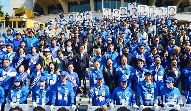 [청주=뉴시스] 서주영 기자 = 더불어민주당 충북도당 선거대책위원회가 제21대 대통령선거 공식 선거운동 첫날인 12일 오전 충북 청주체육관 앞에서 출정식을 개최하고 기념 촬영을 하고 있다. 2025.05.12. juyeong@newsis.com