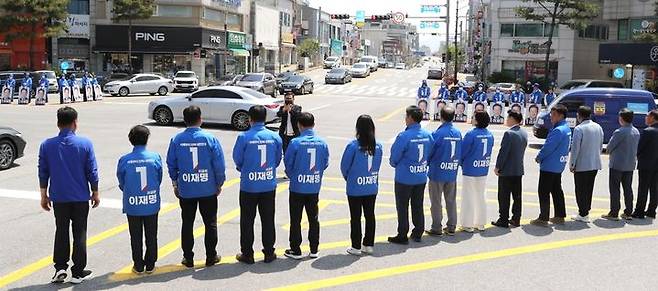 [제천=뉴시스] 이병찬 기자 = 12일 충북 제천단양 더불어민주당 당직자들과 선거운동원들이 제천 도심 교차로에서 이재명 후보 지지를 호소하고 있다.(사진=민주당 제천단양지역위 제공).2025.05.12.photo@newsis.com  *재판매 및 DB 금지