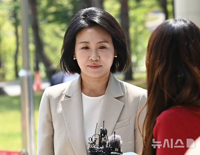 [수원=뉴시스] 김종택 기자 = 공직선거법위반 혐의로 1심에서 벌금형을 선고받은 이재명 더불어민주당 대선 후보의 배우자 김혜경씨가 12일 경기 수원시 영통구 수원지방법원에서 열리는 항소심 선고 공판에 출석하고 있다. 2025.05.12. jtk@newsis.com