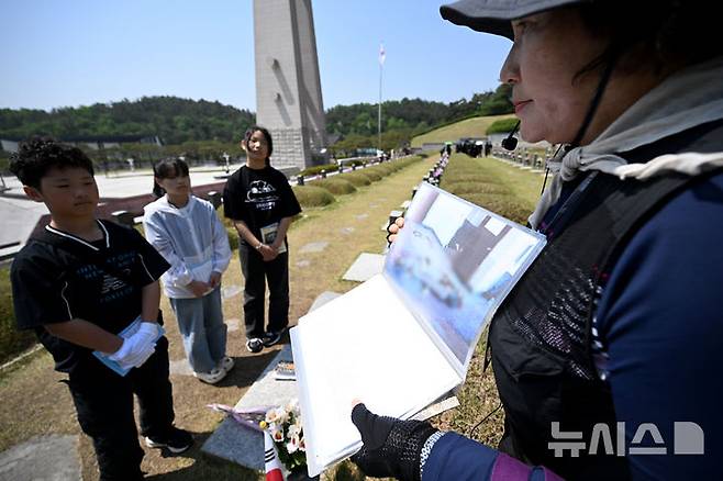 [광주=뉴시스] 김혜인 기자 = 광주 5·18민주화운동 45주년 엿새를 앞둔 12일 오전 광주 북구 국립 5·18민주묘지에서 학생들이 한강 작가의 '소년이 온다' 책 주인공 '동호' 실존 인물인 문재학 열사의 묘지를 참배하고 있다. 2025.05.12. hyein0342@newsis.com
