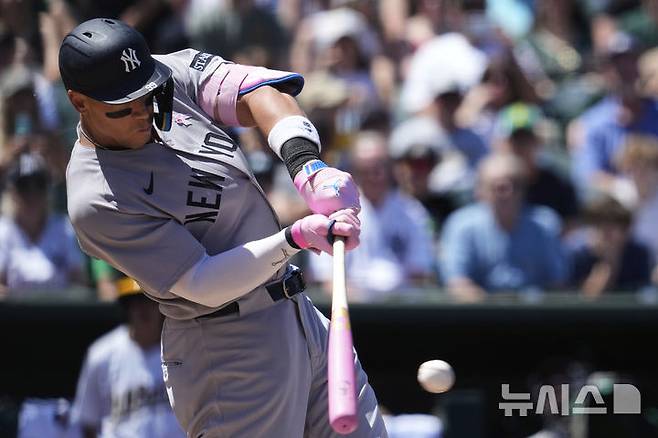[새크라멘토=AP/뉴시스] 뉴욕 양키스의 애런 저지가 12일(한국 시간) 미국 캘리포니아주 새크라멘토의 서터 헬스 파크에서 열린 2025 메이저리그(MLB) 애슬레틱스와의 경기에서 4회초 2루타를 때려내고 있다. 2025.05.12