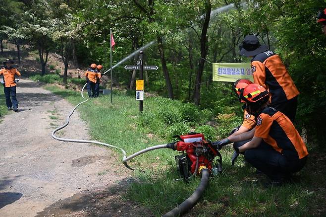 [대구=뉴시스] 대구서부소방서는 12일 와룡산 일대에서 봄철 산림화재 대응 강화를 위한 훈련을 했다. (사진=대구서부소방서 제공) 2025.05.12. photo@newsis.com *재판매 및 DB 금지