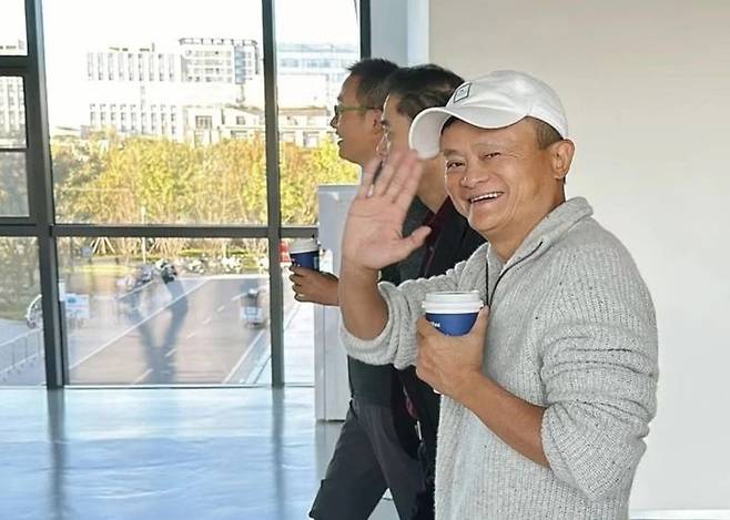 [서울=뉴시스] ﻿﻿중국 최대 전자상거래 기업 알리바바그룹 설립자인 마윈이 공식 행사에 모습을 드러내면서 그의 경영복귀설이 제기됐다. 사진은 마윈이 지난해 12월 29일 저장성 항저우의 알리바바 본사를 방문한 당시 모습. *재판매 및 DB 금지