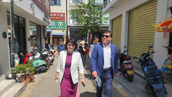 [울산=뉴시스] 박수지 기자 = 울산시 동구가 7일부터 11일까지 3박 5일간 중국 하이난성 싼야시에서 국외 정책연수를 실시한 가운데 김종훈 동구청장이 마링타운을 시찰하고 있다. (사진=동구 제공) 2025.05.12. photo@newsis.com *재판매 및 DB 금지