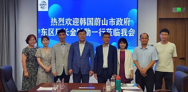 [울산=뉴시스] 박수지 기자 = 울산시 동구가 7일부터 11일까지 3박 5일간 중국 하이난성 싼야시에서 국외 정책연수를 실시한 가운데 김종훈 동구청장이 싼야시 무역촉진회와 면담한 뒤 기념촬영을 하고 있다. (사진=동구 제공) 2025.05.12. photo@newsis.com *재판매 및 DB 금지