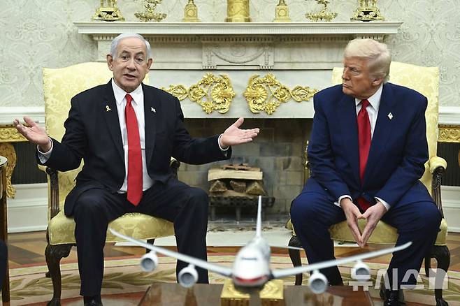 [워싱턴=AP/뉴시스] 도널드 트럼프(오른쪽) 미국 대통령과 베냐민 네타냐후 이스라엘 총리가 지난 4월7일(현지 시간) 백악관 집무실에서 회담하고 있다. 2025.05.12.
