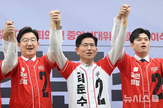 [서울=뉴시스] 조성봉 기자 =김문수 국민의힘 대선 후보와 공동선거대책위원장들이 12일 오전 서울 여의도 국민의힘 중앙당사에서 열린 '중앙선대위 회의 및 중앙선대위 임명장 수여식'에서 기념촬영을 하고 있다.왼쪽부터 권성동, 공동선대위원장, 김 후보, 김용태 공동선대위원장. (공동취재) 2025.05.12. photo@newsis.com