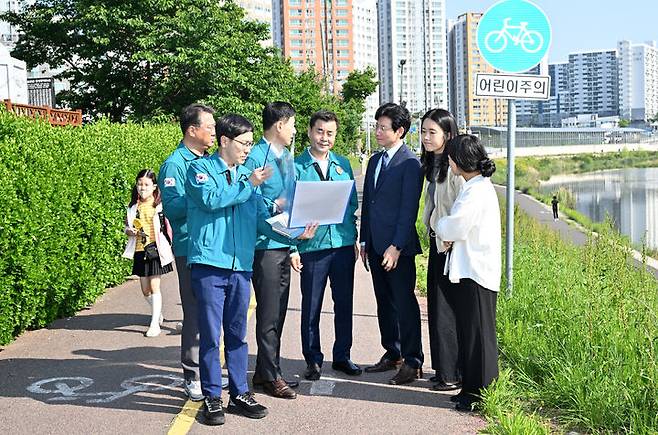[울산=뉴시스] 구미현 기자 =울산시 중구가 12일 오전 8시 30분 내황초등학교(내황13길 53) 후문 일원에서 통학로 현장점검을 실시했다. 이날 김영길 중구청장과 관계 공무원은 학생들의 통학 실태와 환경을 살펴보고, 학교 관계자와 학부모들의 민원 사항을 청취한 뒤 자전거길과 산책로의 용도(위치)를 변경하기로 결정했다. (사진=울산시 중구 제공) 2025.05.12. photo@newsis.com *재판매 및 DB 금지