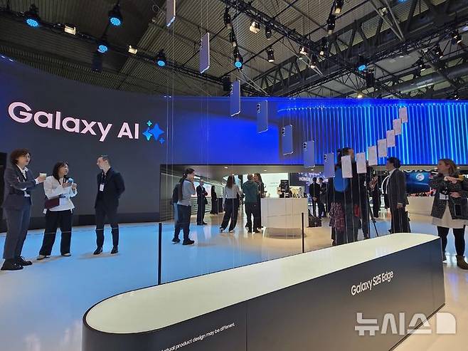 [바르셀로나(스페인)=뉴시스] 윤현성 기자 = 지난 3월 3~6일(현지시간) 스페인 바르셀로나에서 진행된 MWC25의 삼성전자 부스에 전시된 갤럭시 S25 엣지 모습. 2025.03.17. hsyhs@newsis.com