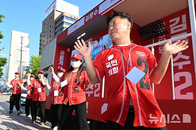 [광주=뉴시스] 이영주 기자 = 국민의힘 광주시당이 12일 오후 광주 북구 중흥동 광주역 앞에서 제21대 대선 선거대책위 출정식을 열어 선거운동을 하고 있다. 2025.05.12.leeyj2578@newsis.com