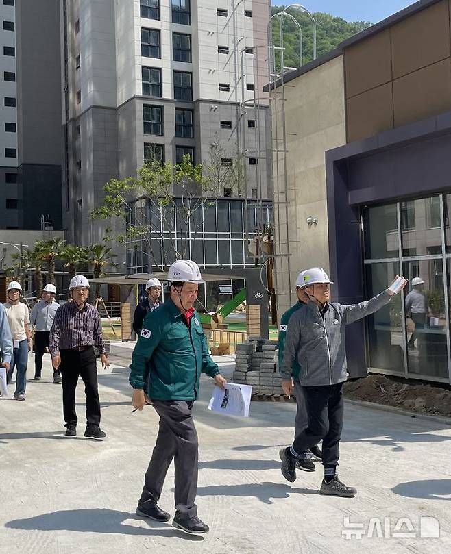 [창원=뉴시스]경남도의회 강용범(가운데) 의원이 12일 경남개발공사가 시행하는 창원 현동 휴튼아파트 건설 현장을 방문해 미시공 및 하자로 인한 입주지연 민원 해소를 위한 현장점검 활동을 하고 있다.(사진=경남도의회 제공)2025.05.12. photo@newsis.com
