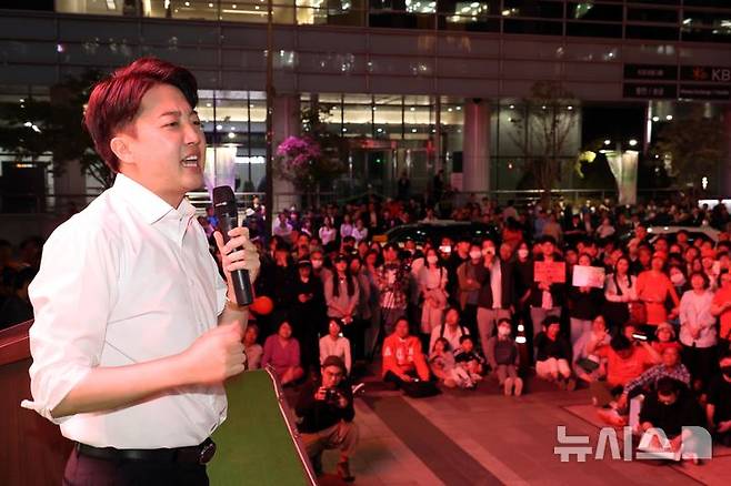 [서울=뉴시스] 조성봉 기자=이준석 개혁신당 대선후보가 12일 오후 서울 중구 청계광장에서 열린 집중유세에서 시민들에게 지지를 호소하고 있다. 2025.05.12. suncho21@newsis.com